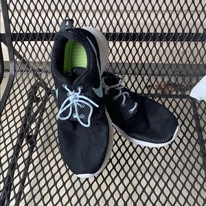 Woman’s Nike Roche size 8.5